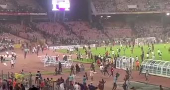 Фанаты сборной Нигерии разгромили стадион после невыхода на ЧМ: видео дикого поведения