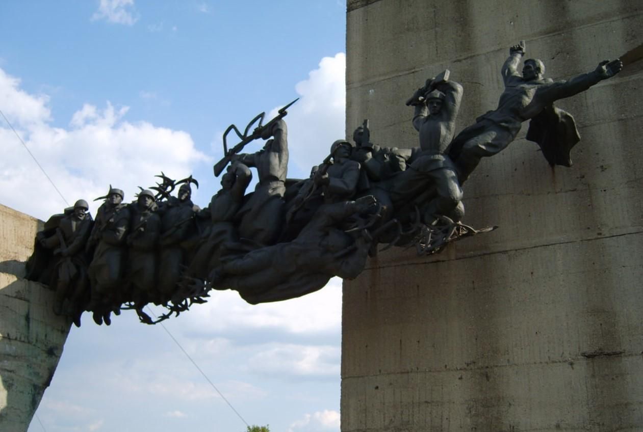 Росіяни свідомо авіацією били в прапор України в Ізюмі, але зруйнували Меморіал пам'яті - 24 Канал
