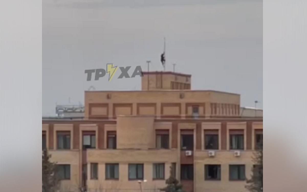 В окупованій Балаклії невідомий герой спробував зірвати з будівлі російський прапор - 24 Канал В окупованій Балаклії невідомий герой спробував зірвати з будівлі російський прапор - 24 Канал