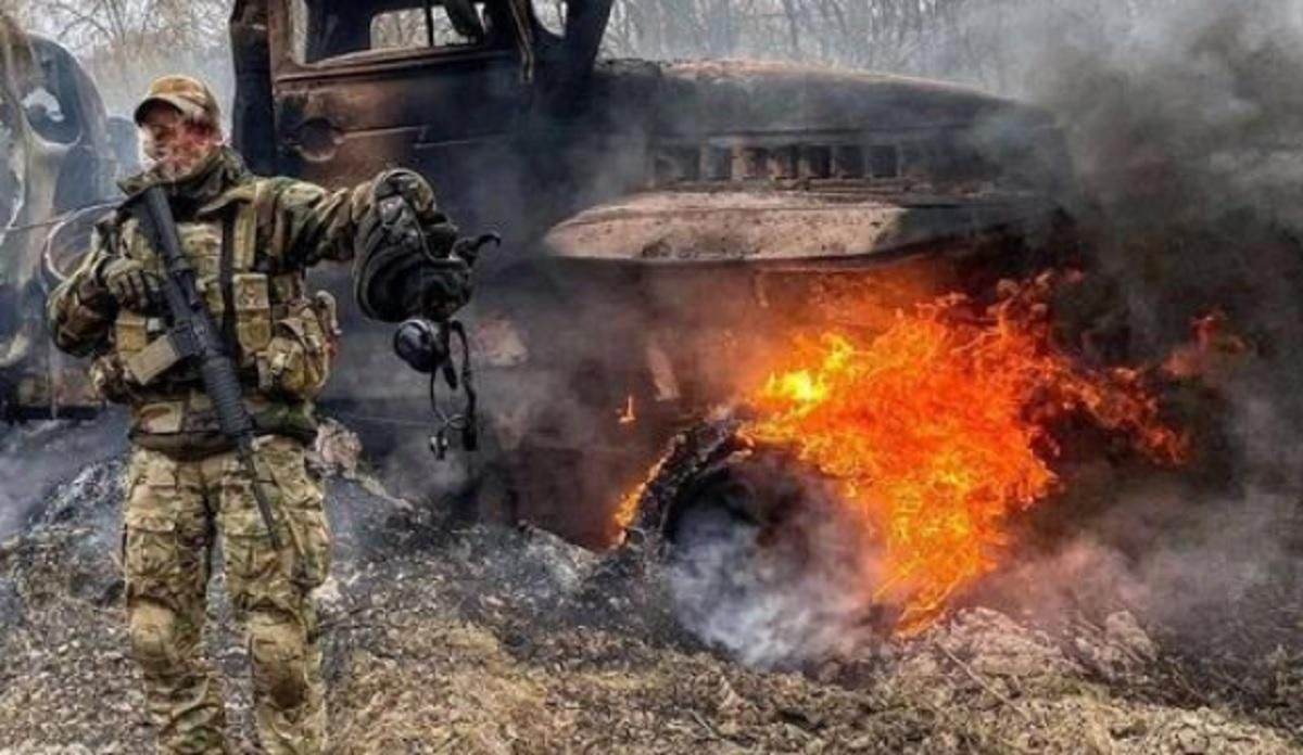 "Оккупанты могут захватить только камни": защитники показали, как горит техника врага