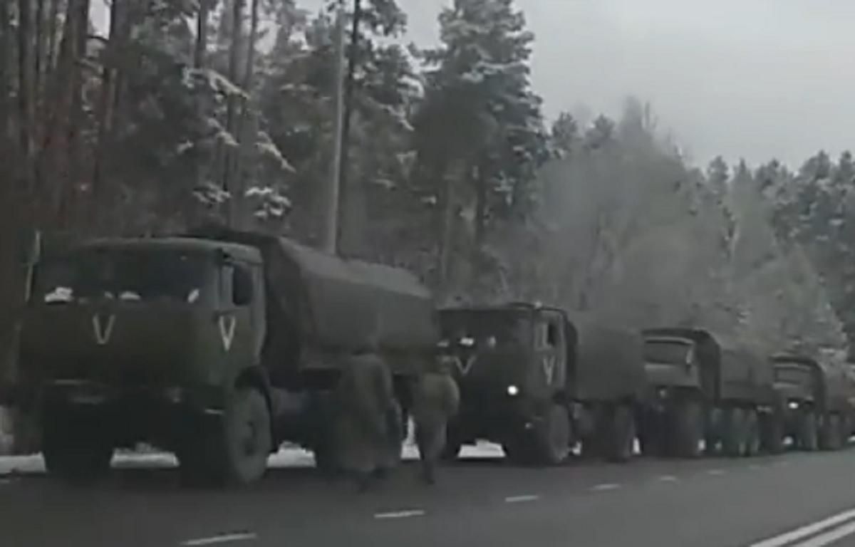 У Білорусі біля кордону з Україною помітили російські БТРи, "Точки-У" та "КамАзи" з літерою V - 24 Канал У Білорусі біля кордону з Україною помітили російські БТРи, "Точки-У" та "КамАзи" з літерою V - 24 Канал