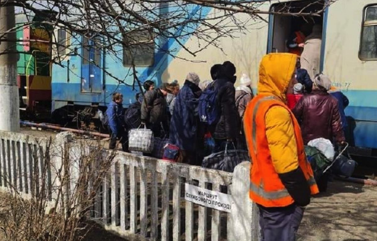 У Лисичанську автобуси для евакуації потрапили під ворожий обстріл: дивом обійшлося без жертв - 24 Канал