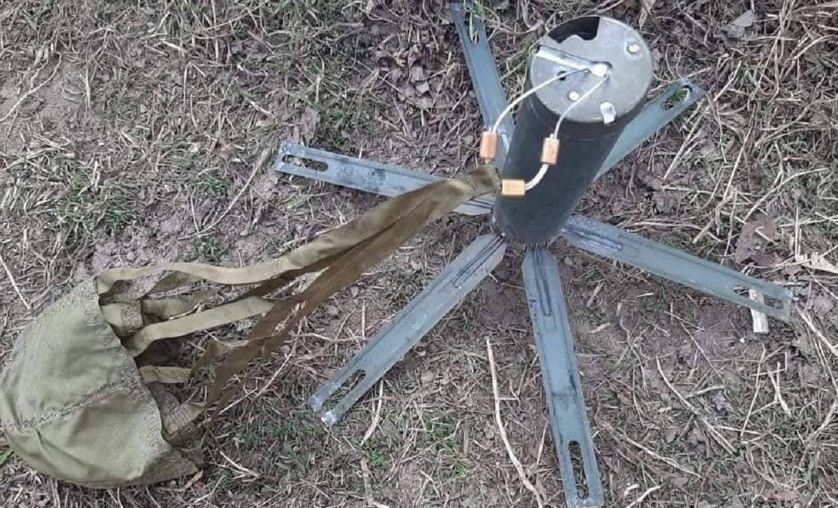 Россияне минируют украинскую землю ПОМ-3 "Медальон" с сейсмическим датчиком Россияне минируют украинскую землю ПОМ-3 "Медальон" с сейсмическим датчиком