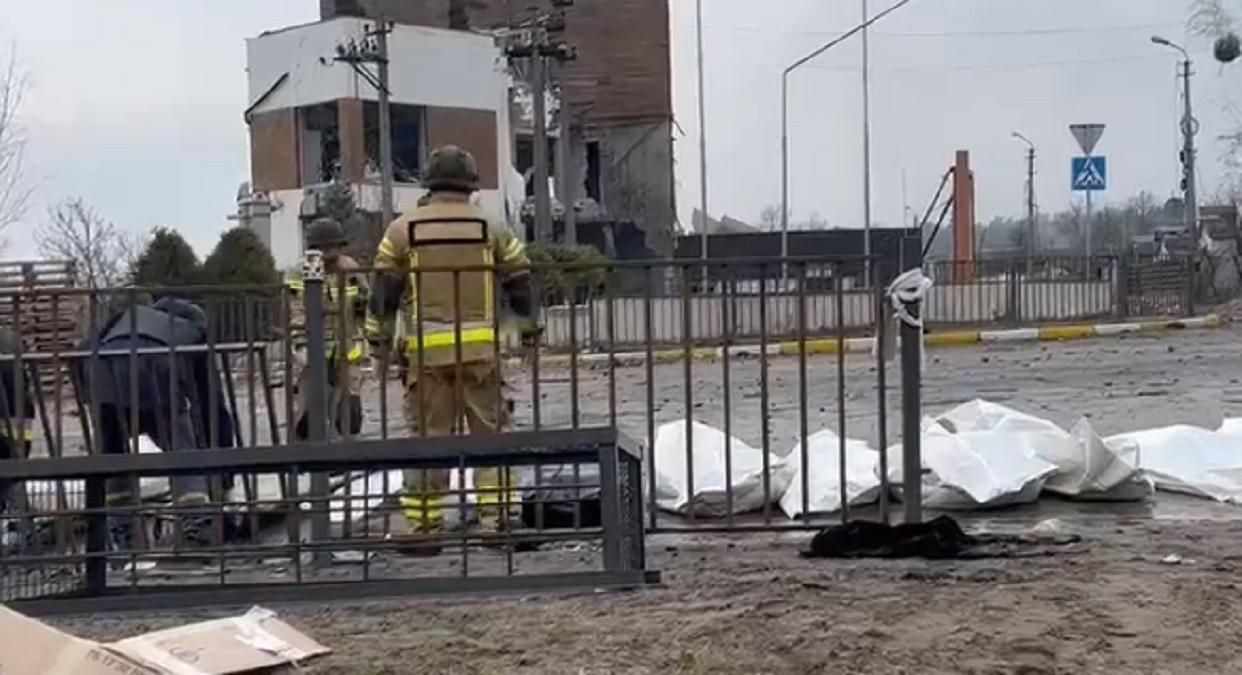 Ці кадри має бачити світ: рятувальники показали, як виносять тіла вбитих містян з Ірпеня - 24 Канал Ці кадри має бачити світ: рятувальники показали, як виносять тіла вбитих містян з Ірпеня - 24 Канал