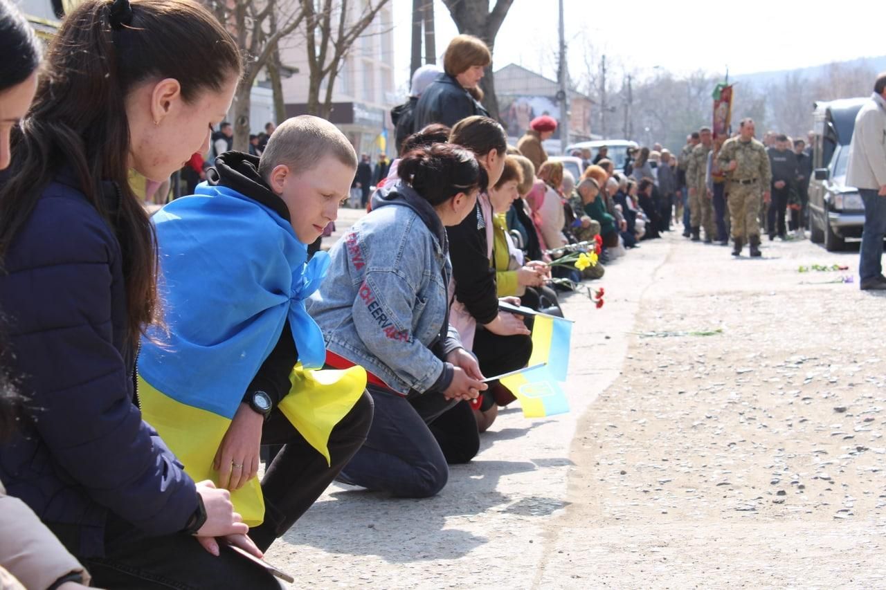 Провожали в последний путь на коленях: в Одесской области похоронили 21-летнего бойца