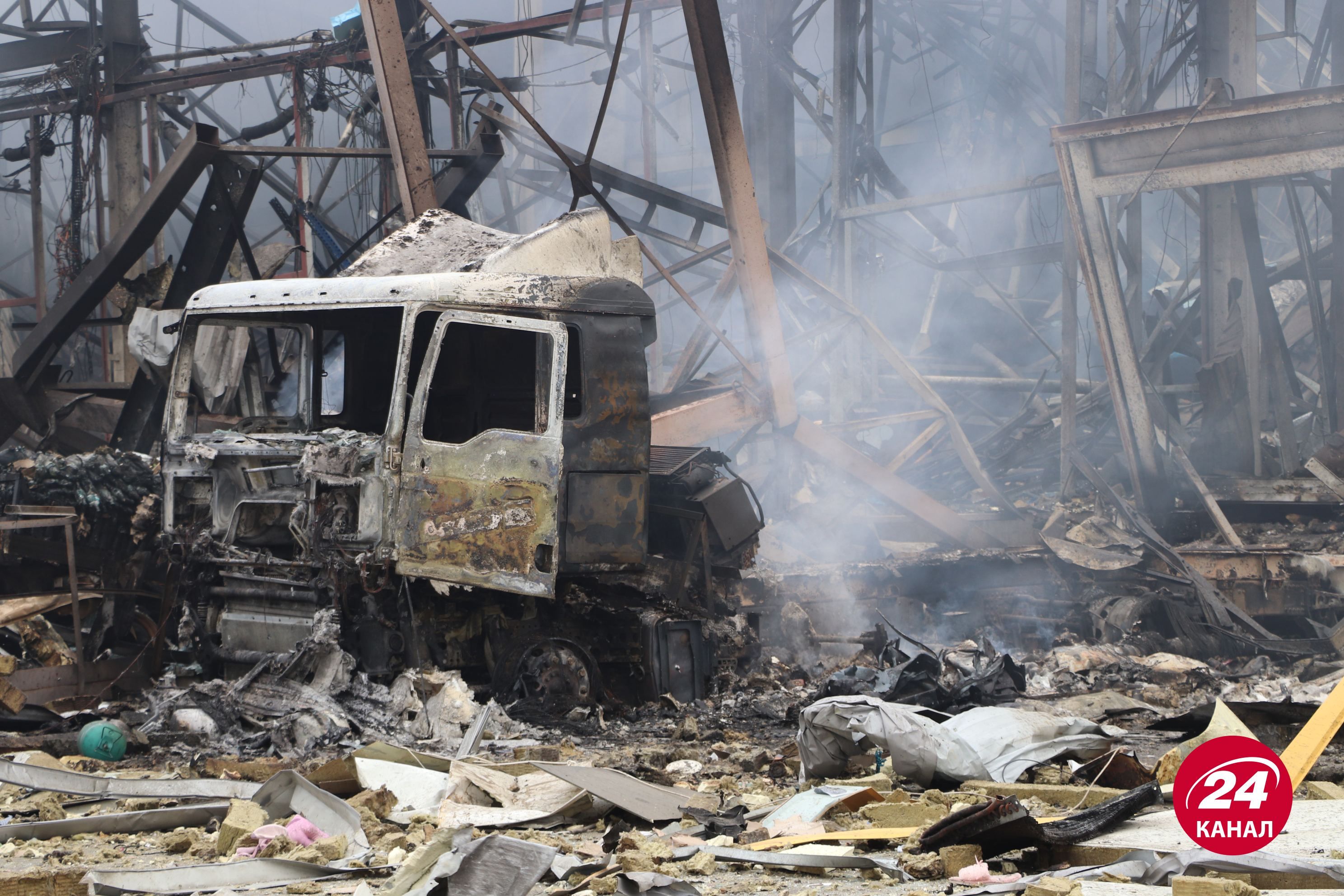 До сих пор пылает: как на Киевщине выглядит склад с продуктами после обстрела россиян - 24 Канал