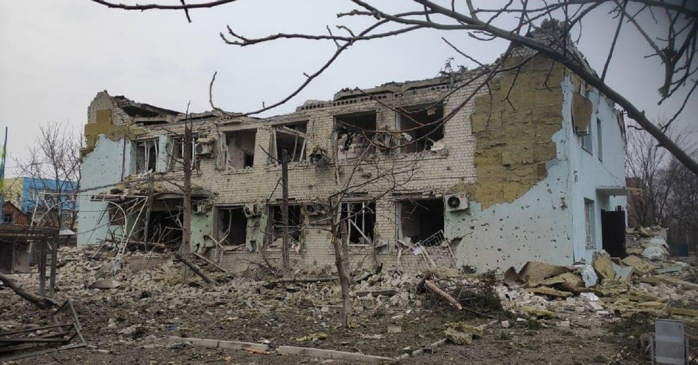 В Дергачах обстреляли горсовет: есть погибший и раненые