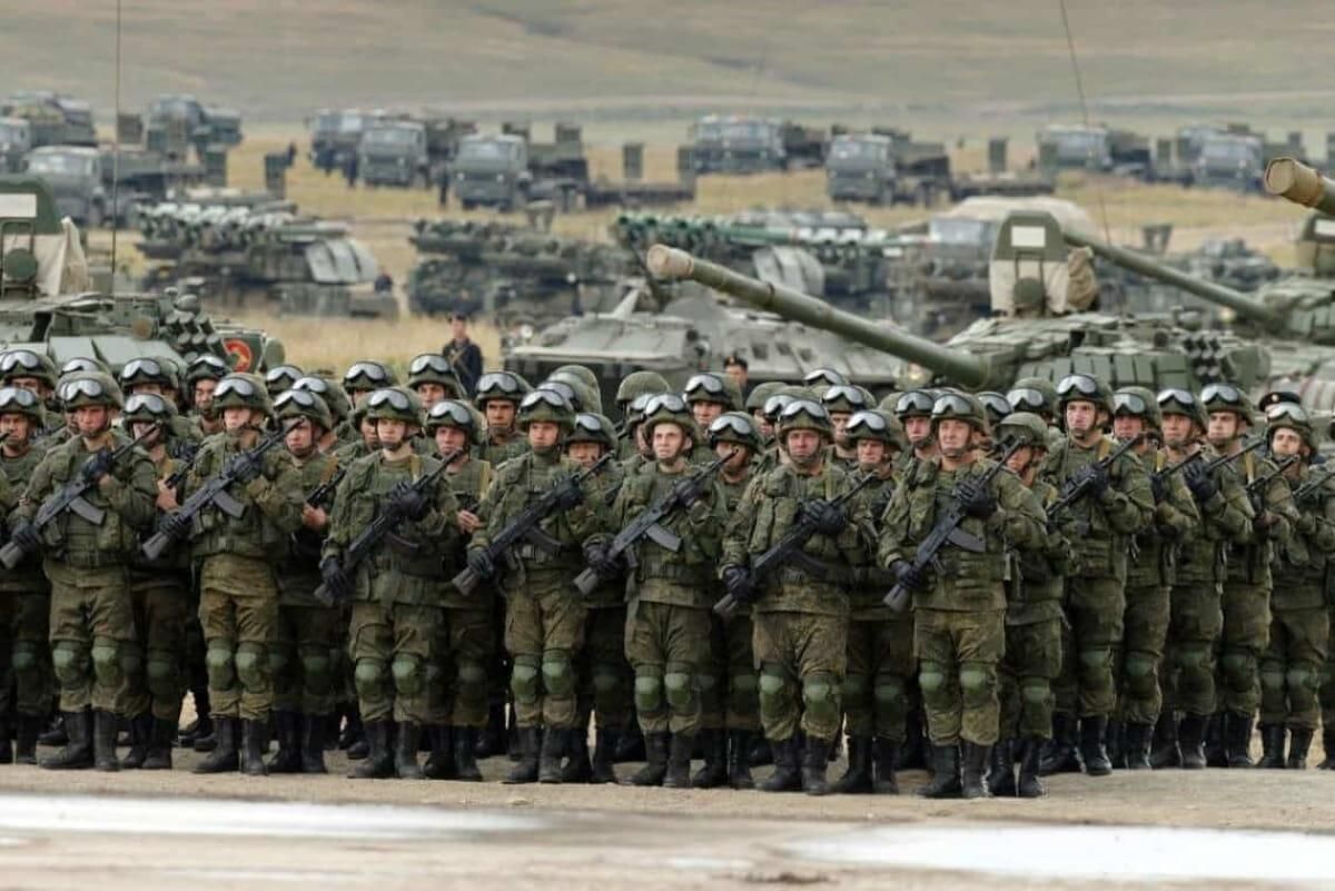 Готовят перегруппировку и резерв: в Беларуси зафиксировали перемещение военной техники России