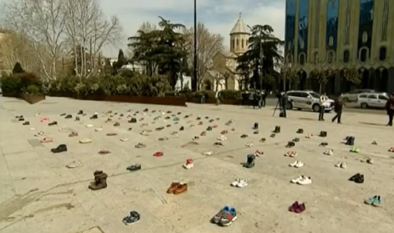 Пам’ять про українських дітей: у Тбілісі перед парламентом виставили 145 пар дитячого взуття - 24 Канал