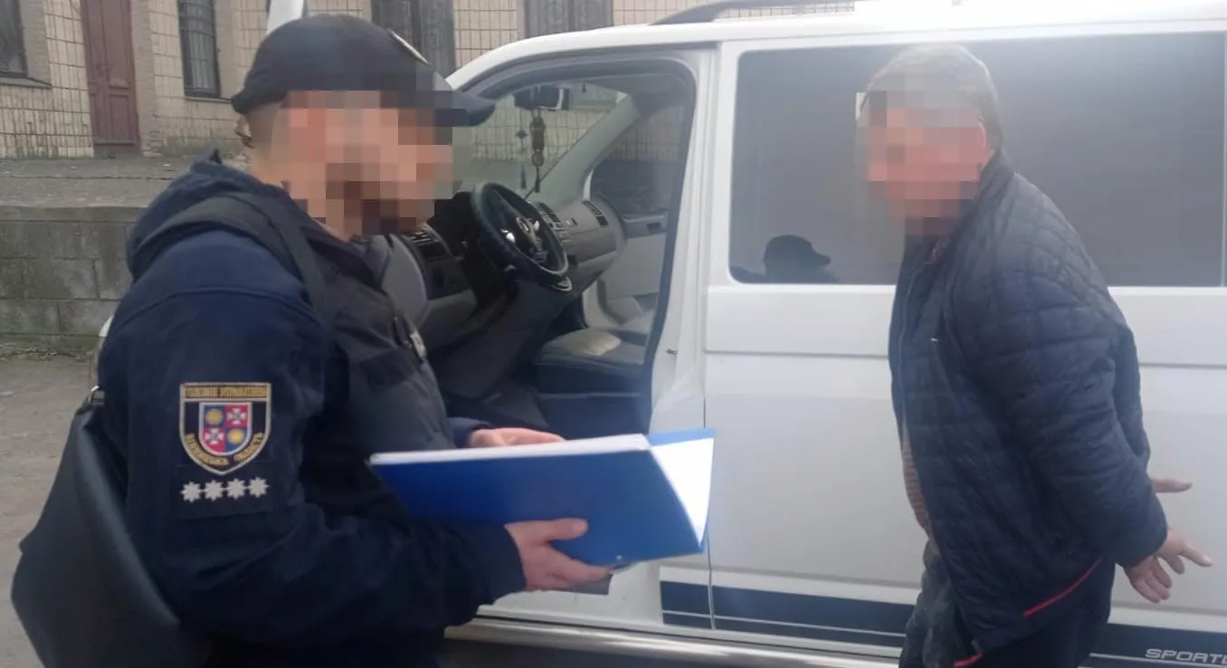 Мужчину задержали после передачи взятки в военкомате Мужчину задержали после передачи взятки в военкомате