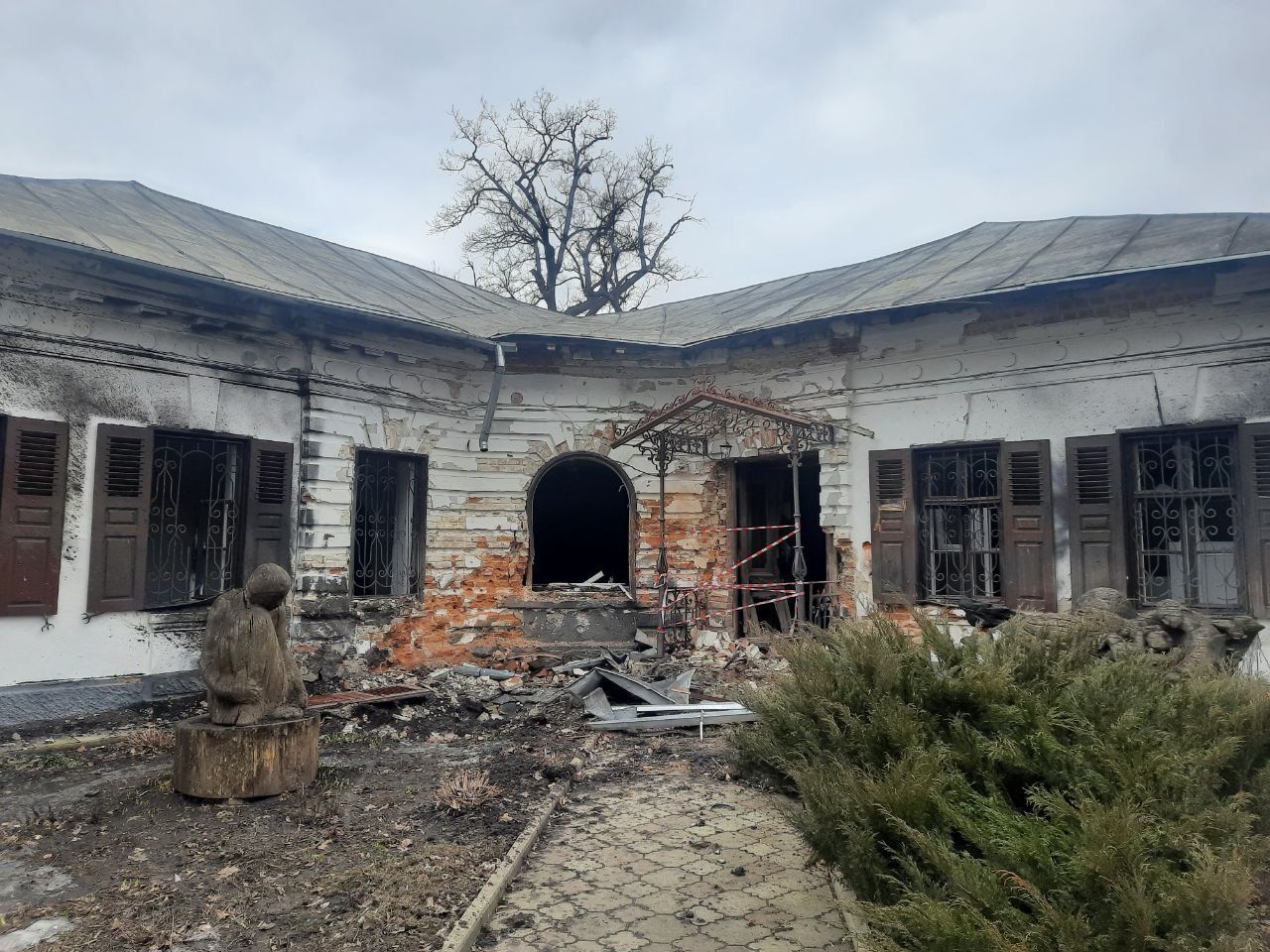 Разбитые и обгоревшие: оккупанты разрушили ряд исторических сооружений в Тростянце