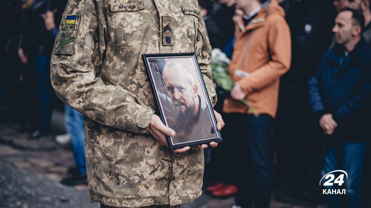 Як прощалися із загиблим оператором 24 каналу Юрієм Олійником: фоторепортаж - 24 Канал