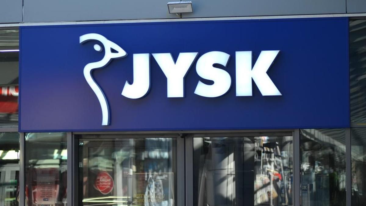 В России выстроились огромные очереди в Jysk в последний день его работы В России выстроились огромные очереди в Jysk в последний день его работы