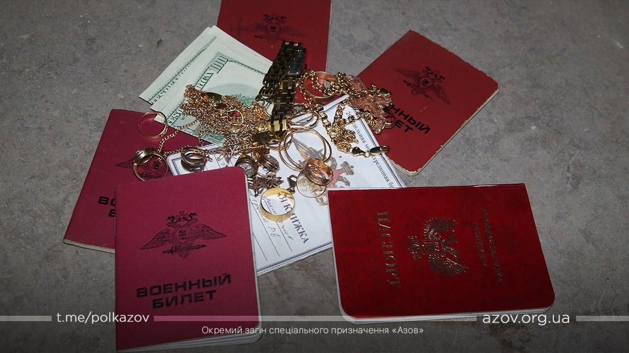 У Маріуполі в ліквідованих росіян знайшли награбовані долари та прикраси - 24 Канал