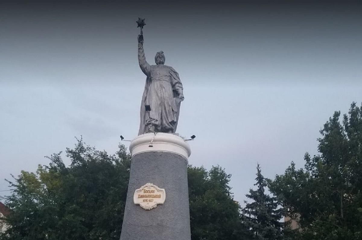 "Гетьман перевернувся у труні": росіяни біля пам'ятника Хмельницькому виклали свічкою літеру Z - 24 Канал