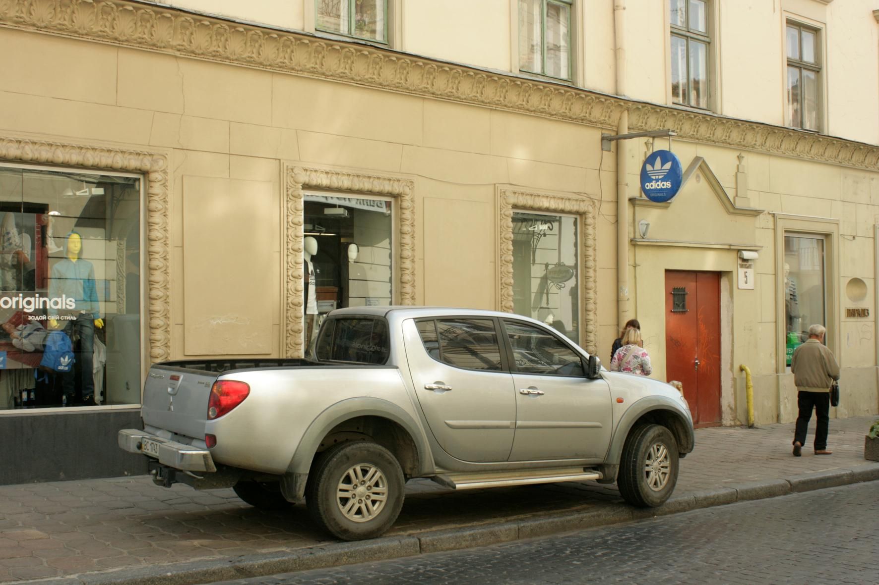 В Івано-Франківську через паркування ножем поранили директора єврейської громади - 24 Канал