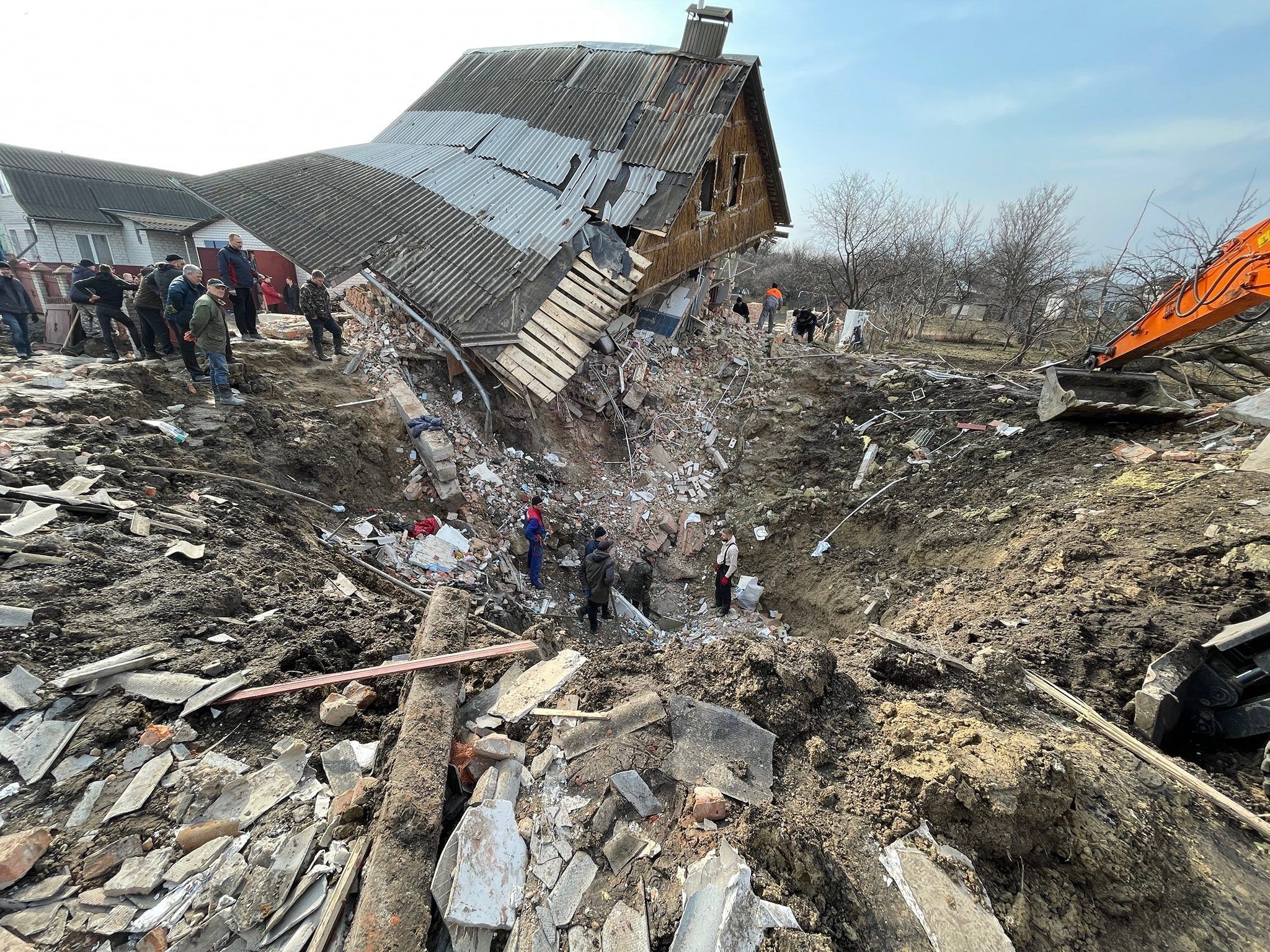 В результате российского обстрела в Нежине образовались воронки, больше домов