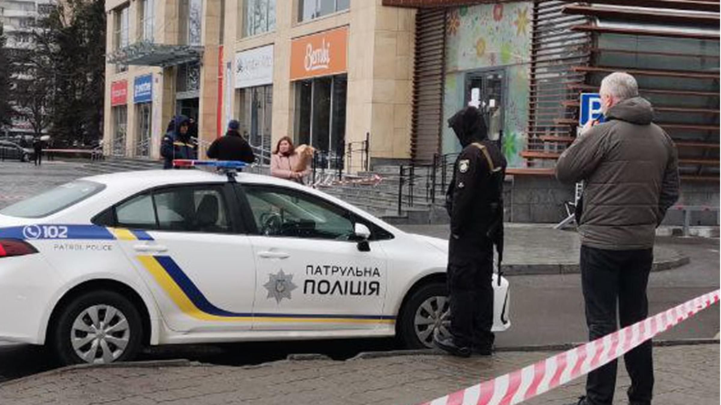 З центрального універмагу в Луцьку евакуювали усіх відвідувачів та продавців - 24 Канал З центрального універмагу в Луцьку евакуювали усіх відвідувачів та продавців - 24 Канал