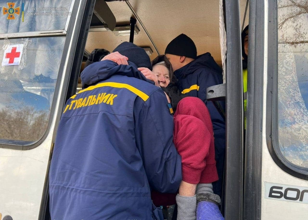 Ситуація на Луганщині може погіршитись, людей просять не відкладати евакуацію - 24 Канал Ситуація на Луганщині може погіршитись, людей просять не відкладати евакуацію - 24 Канал
