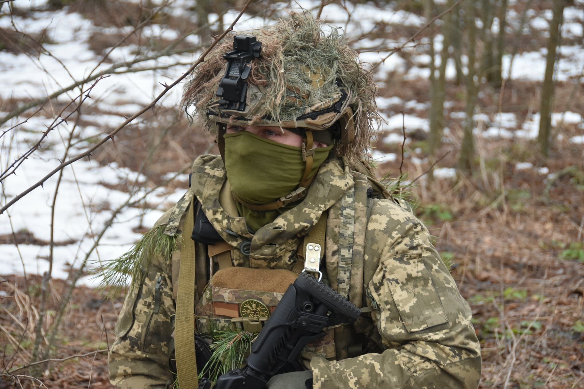 Украинский десантник самостоятельно остановил вражескую колонну и взял в плен офицера России