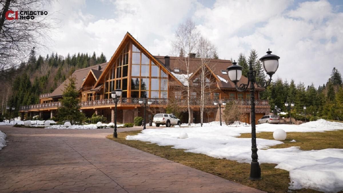 Мех, золото, ностальгия по "совку": журналисты показали имение Медведчука в Закарпатье