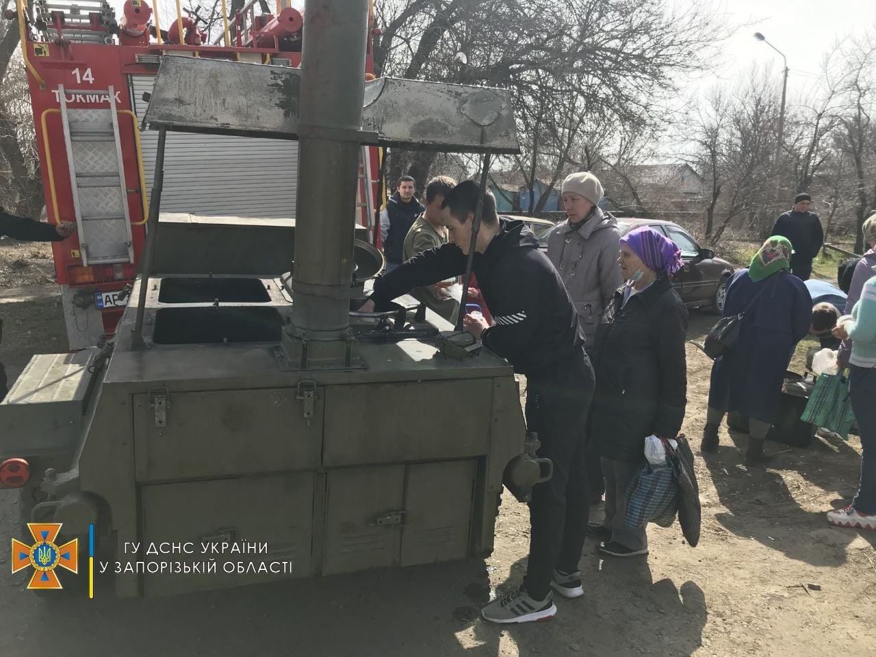 У Токмаку на Запоріжжі співробітники ДСНС влаштували польову кухню - 24 Канал