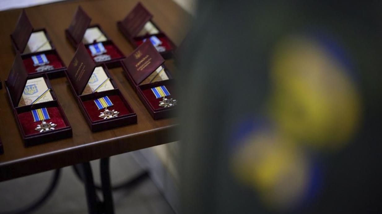 Зеленский наградил еще 136 военных Зеленский наградил еще 136 военных