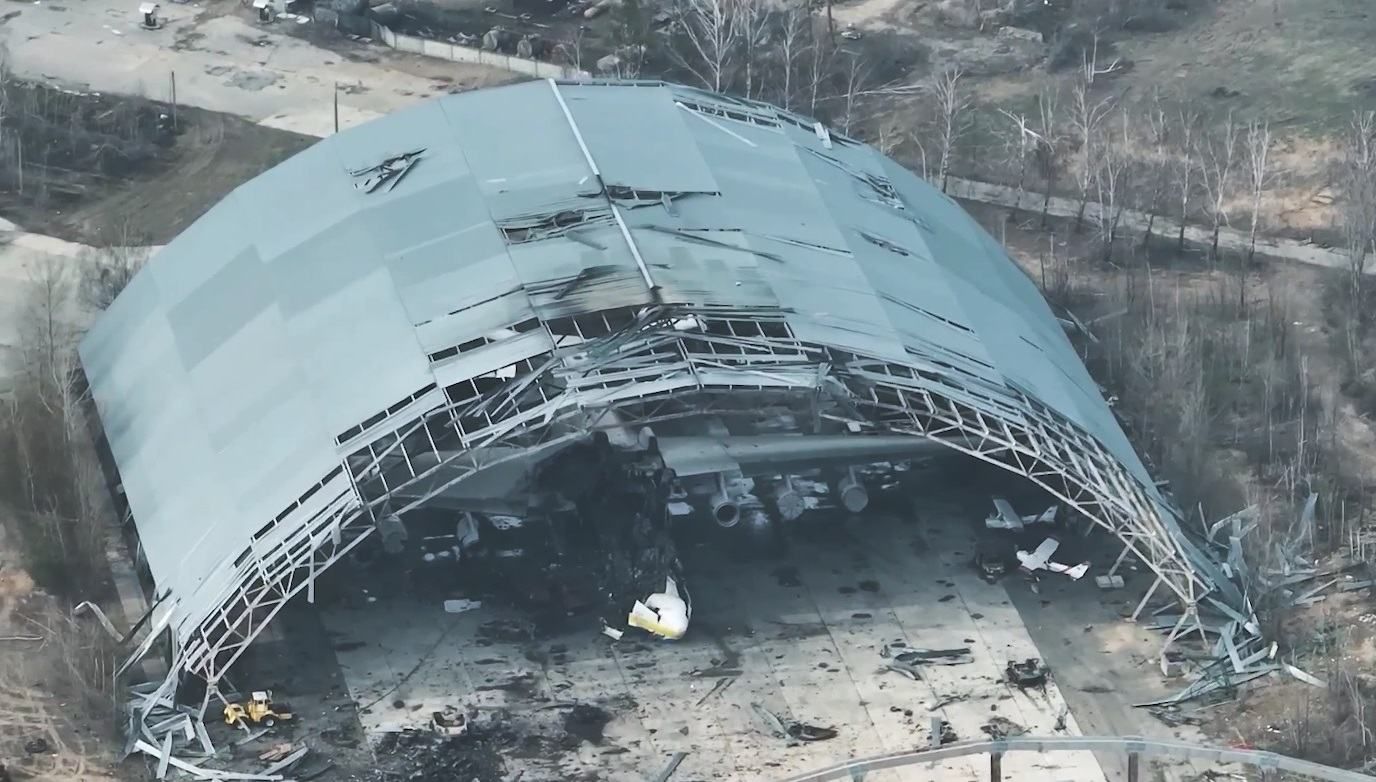 Уничтоженная "Мрия" и Гостомель после оккупантов: документалисты сняли с дрона аэродром Уничтоженная "Мрия" и Гостомель после оккупантов: документалисты сняли с дрона аэродром