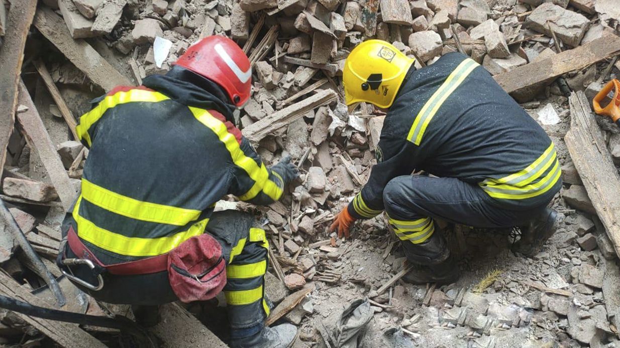 На Чернігівщині рятувальники продовжують розбирати завали і діставати загиблих - 24 Канал На Чернігівщині рятувальники продовжують розбирати завали і діставати загиблих - 24 Канал