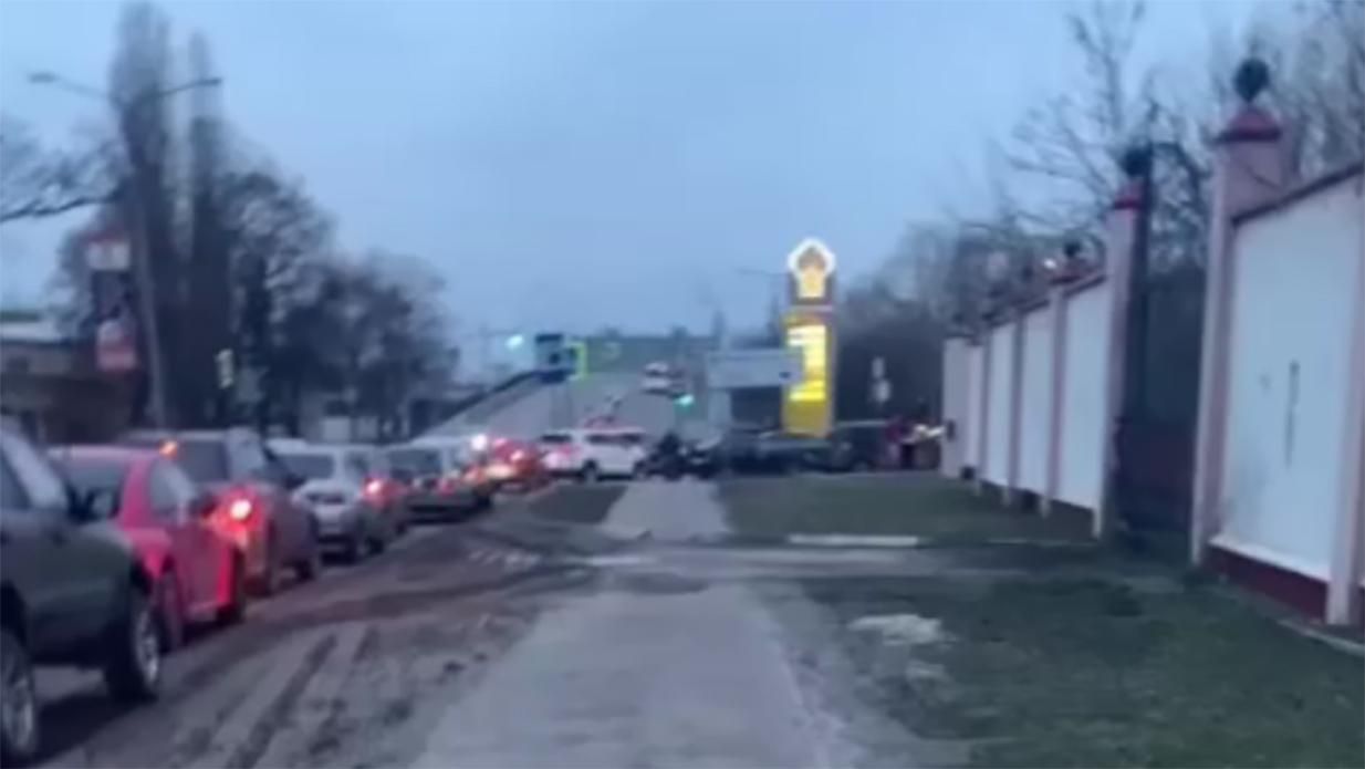 В российском Белгороде водители штурмуют заправки из-за пожара на нефтебазе В российском Белгороде водители штурмуют заправки из-за пожара на нефтебазе