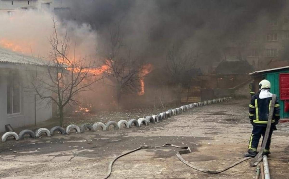 Хотят катастрофы: россияне специально стреляли по ремонтной базе коммунальщиков Северодонецка Хотят катастрофы: россияне специально стреляли по ремонтной базе коммунальщиков Северодонецка