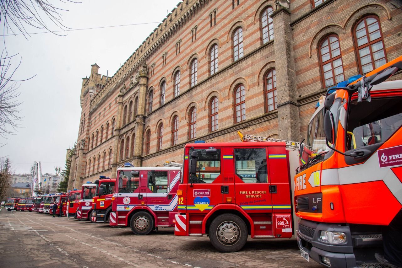 Велика Британія передала Україні 15 пожежних автівок - 24 Канал Велика Британія передала Україні 15 пожежних автівок - 24 Канал