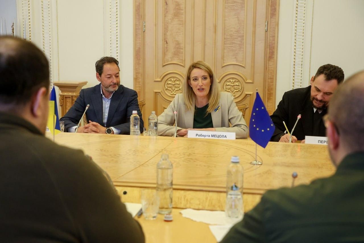 Президент Европарламента Мецола уже в Киеве и успела встретиться со Шмыгалем: о чем говорили Президент Европарламента Мецола уже в Киеве и успела встретиться со Шмыгалем: о чем говорили