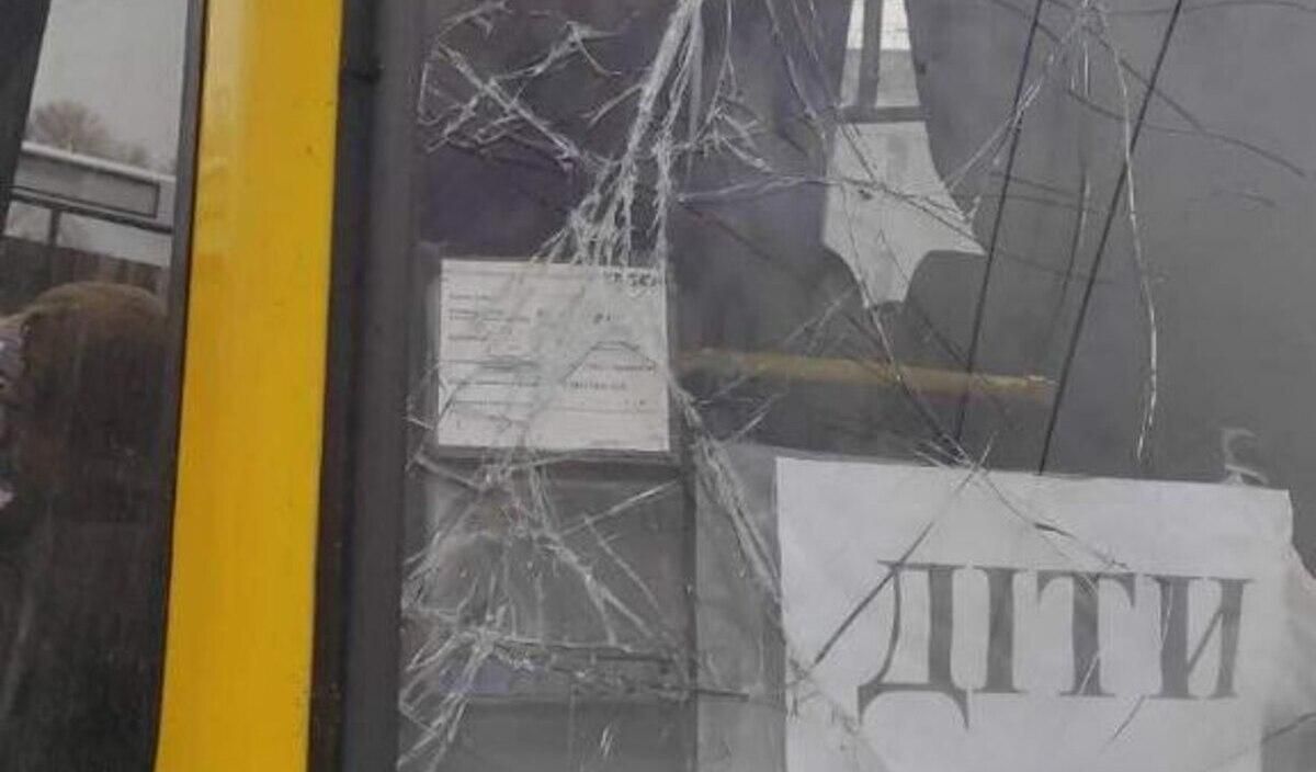 "Режим тиші": окупанти обстріляли евакуаційний автобус, який віз людей з Лисичанська - 24 Канал "Режим тиші": окупанти обстріляли евакуаційний автобус, який віз людей з Лисичанська - 24 Канал