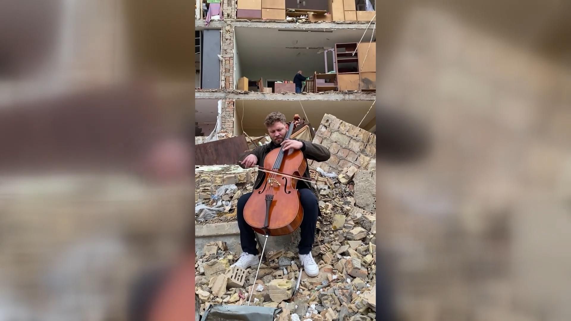 У Києві віолончеліст зіграв на руїнах житлового будинку - 24 Канал У Києві віолончеліст зіграв на руїнах житлового будинку - 24 Канал