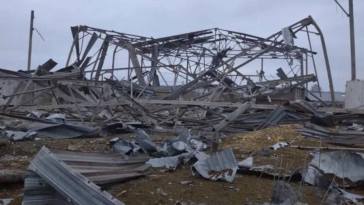 В Харьковской области оккупанты цинично обстреляли молочную ферму: жуткие фото В Харьковской области оккупанты цинично обстреляли молочную ферму: жуткие фото