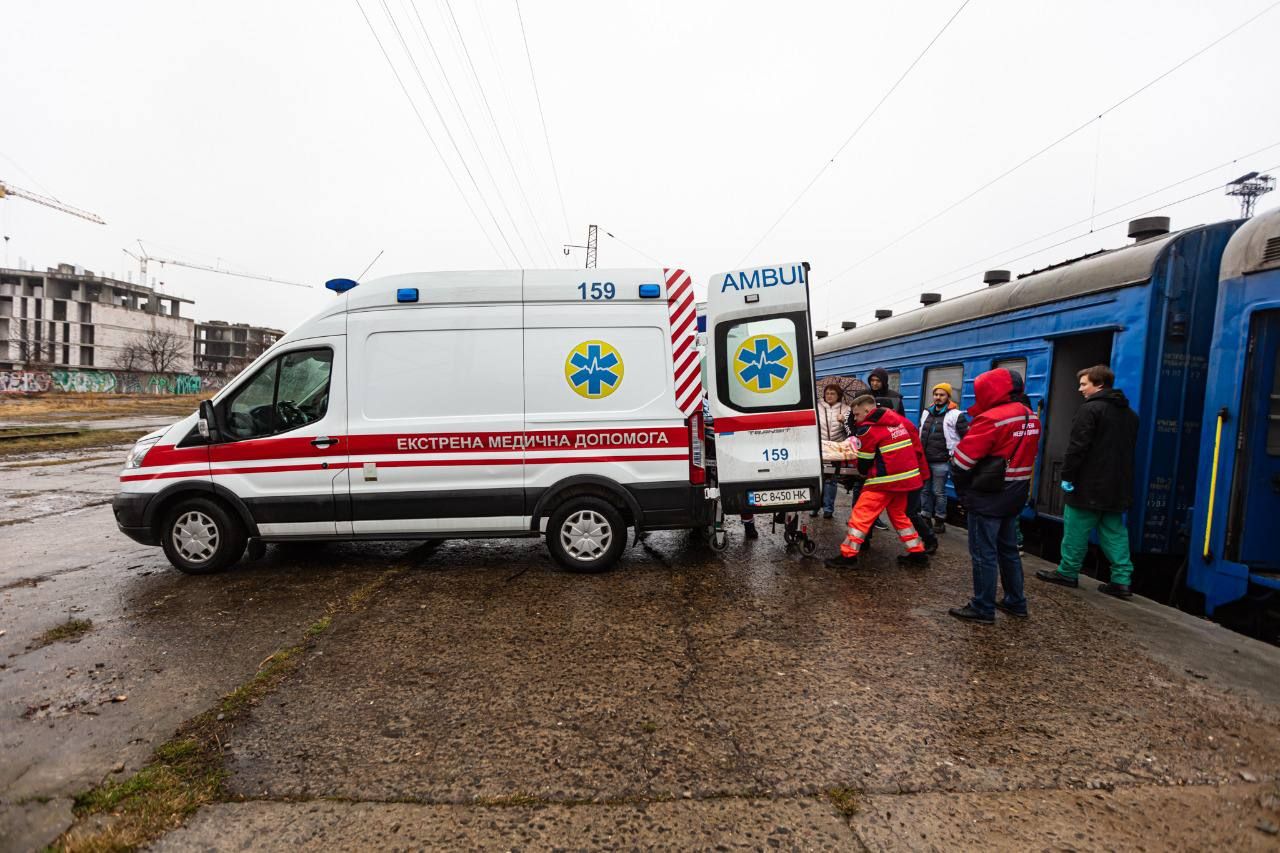 Важкопоранені діти та цілі сім'ї з обстріляних колон біженців з Маріуполя прибули до Львова - 24 Канал Важкопоранені діти та цілі сім'ї з обстріляних колон біженців з Маріуполя прибули до Львова - 24 Канал