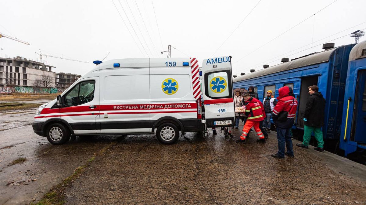 Тяжело раненые дети и целые семьи из обстрелянных колонн беженцев из Мариуполя прибыли во Львов - 24 Канал