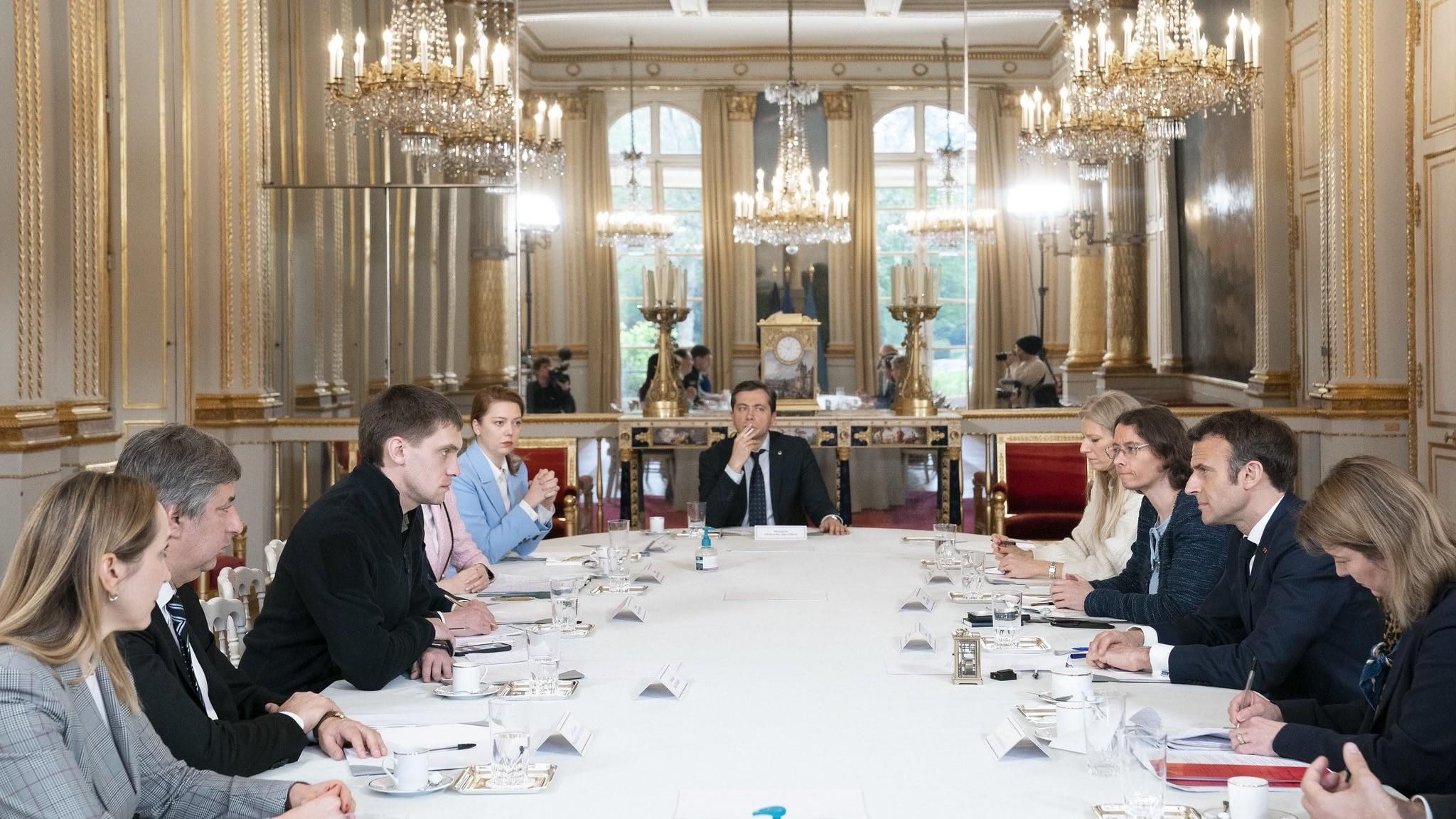 Макрон зустрівся зі звільненим з російського полону мером Мелітополя Федоровим - 24 Канал Макрон зустрівся зі звільненим з російського полону мером Мелітополя Федоровим - 24 Канал