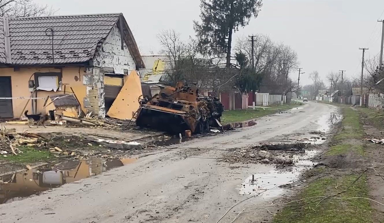 Два тижні в російській окупації: волонтери показали звільнене село на Київщині - 24 Канал Два тижні в російській окупації: волонтери показали звільнене село на Київщині - 24 Канал