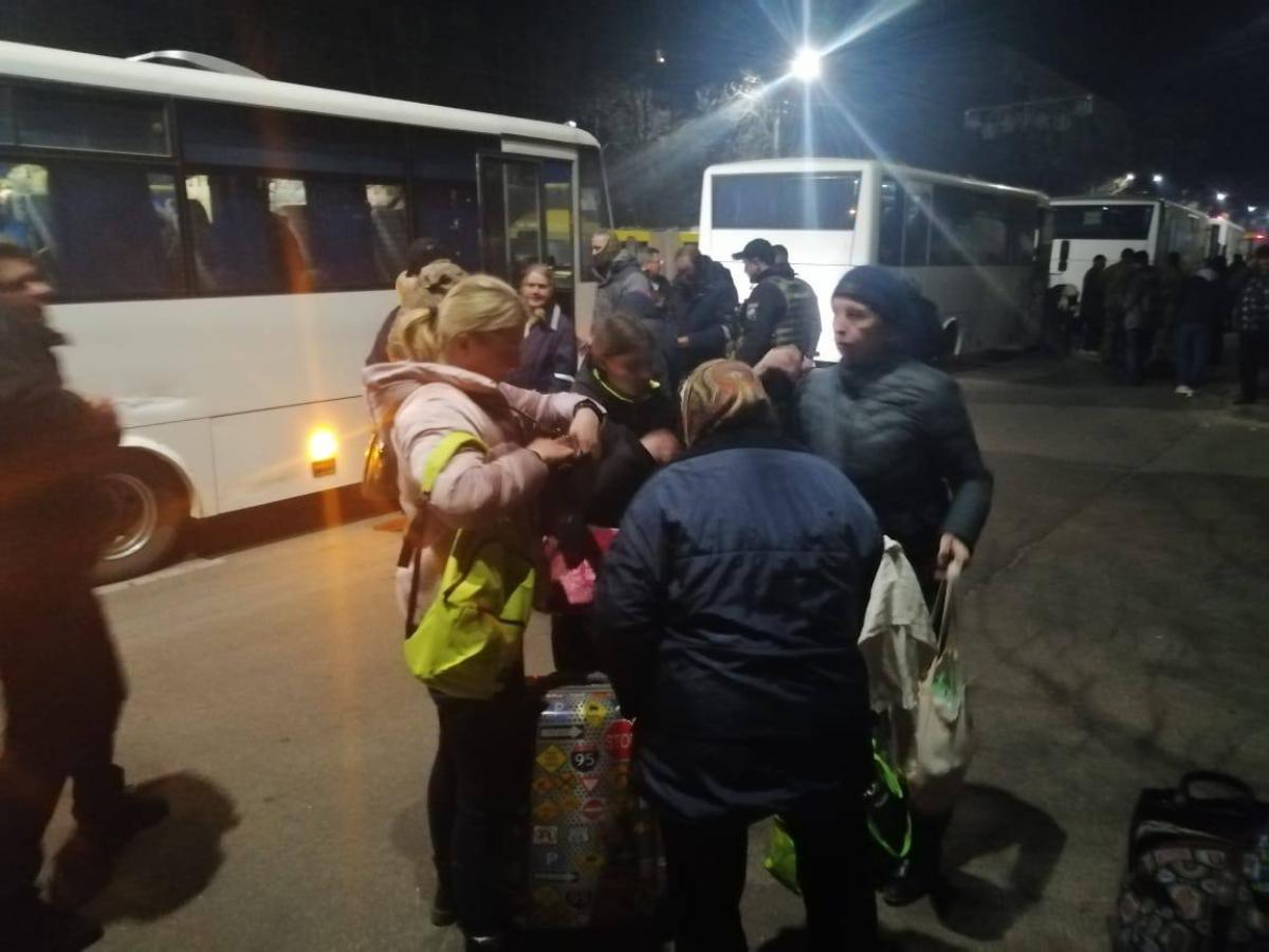 Автобуси та приватні авто з Бердянська та Мелітополя вже у Запоріжжі - 24 Канал Автобуси та приватні авто з Бердянська та Мелітополя вже у Запоріжжі - 24 Канал