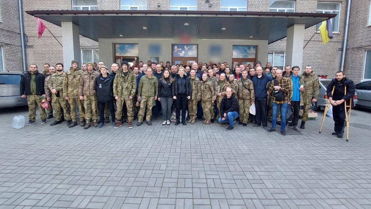 Военнопленные украинцы после обмена отправились домой Военнопленные украинцы после обмена отправились домой