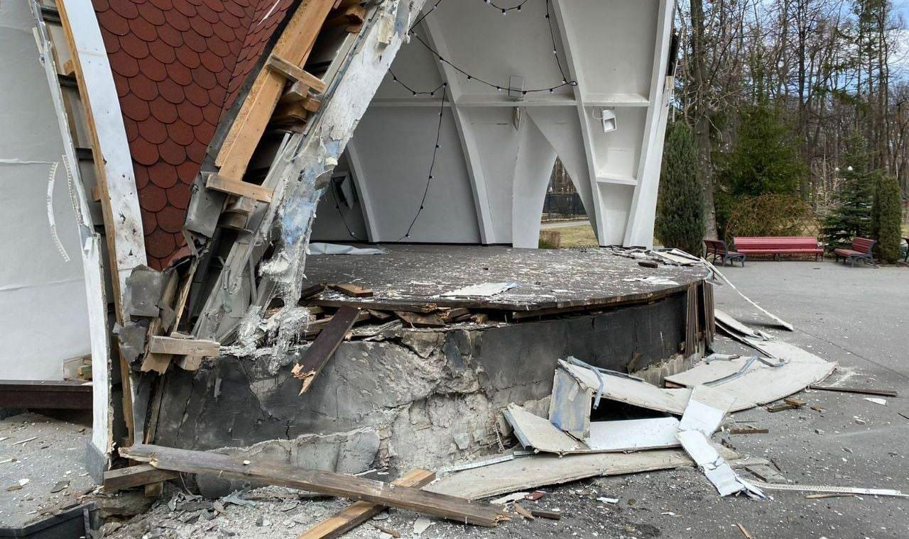 Окупанти знову обстріляли з "Градів" харківський парк Горького: є поранений Окупанти знову обстріляли з "Градів" харківський парк Горького: є поранений