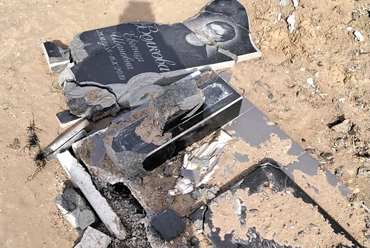 Окупанти "денацифікували" кладовище в Олешках: більшість могил розтрощено - 24 Канал Окупанти "денацифікували" кладовище в Олешках: більшість могил розтрощено - 24 Канал