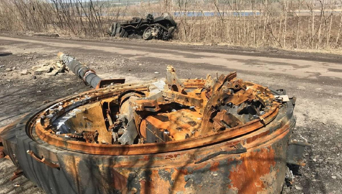 Российская "гордость" танк Т-72Б3 разлетелся на части после прямого попадания Российская "гордость" танк Т-72Б3 разлетелся на части после прямого попадания