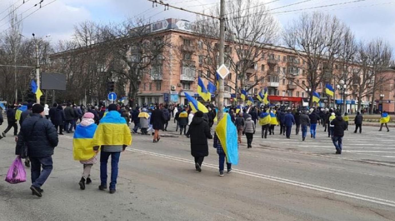 Росіяни підкупами намагаються створити видимість "підтримки" своїх дій на захоплених територіях - 24 Канал