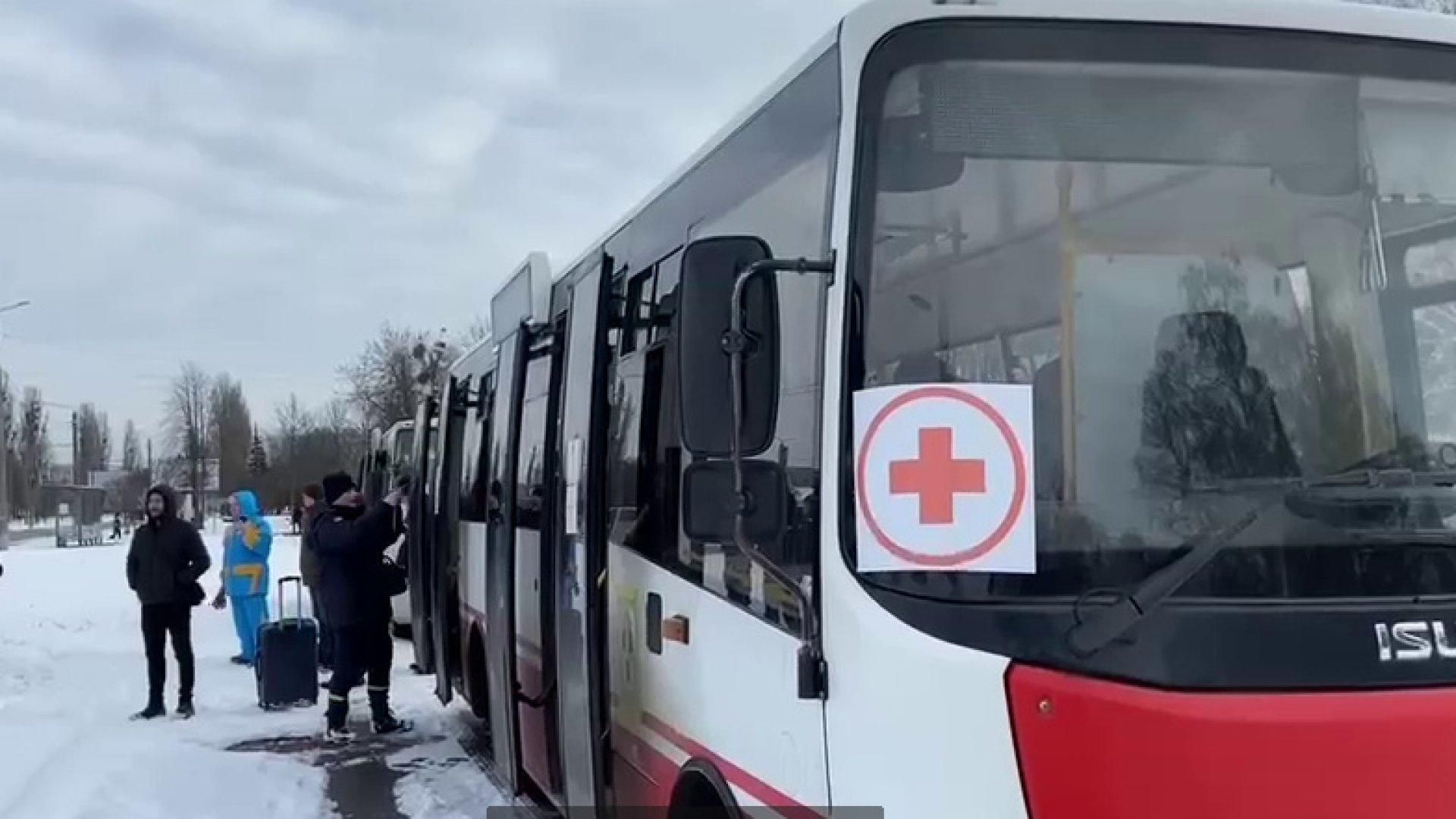 Червоний Хрест виїхав із Запоріжжя до Маріуполя, щоб евакуювати людей - 24 Канал