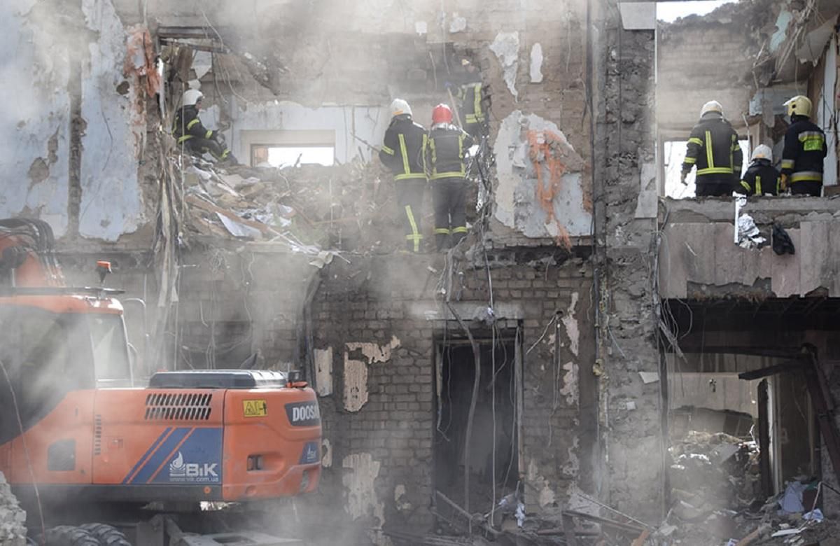 Вбили мого секретаря, – Кім повідомив вже про 36 загиблих після удару по Миколаївській ОДА - 24 Канал Вбили мого секретаря, – Кім повідомив вже про 36 загиблих після удару по Миколаївській ОДА - 24 Канал