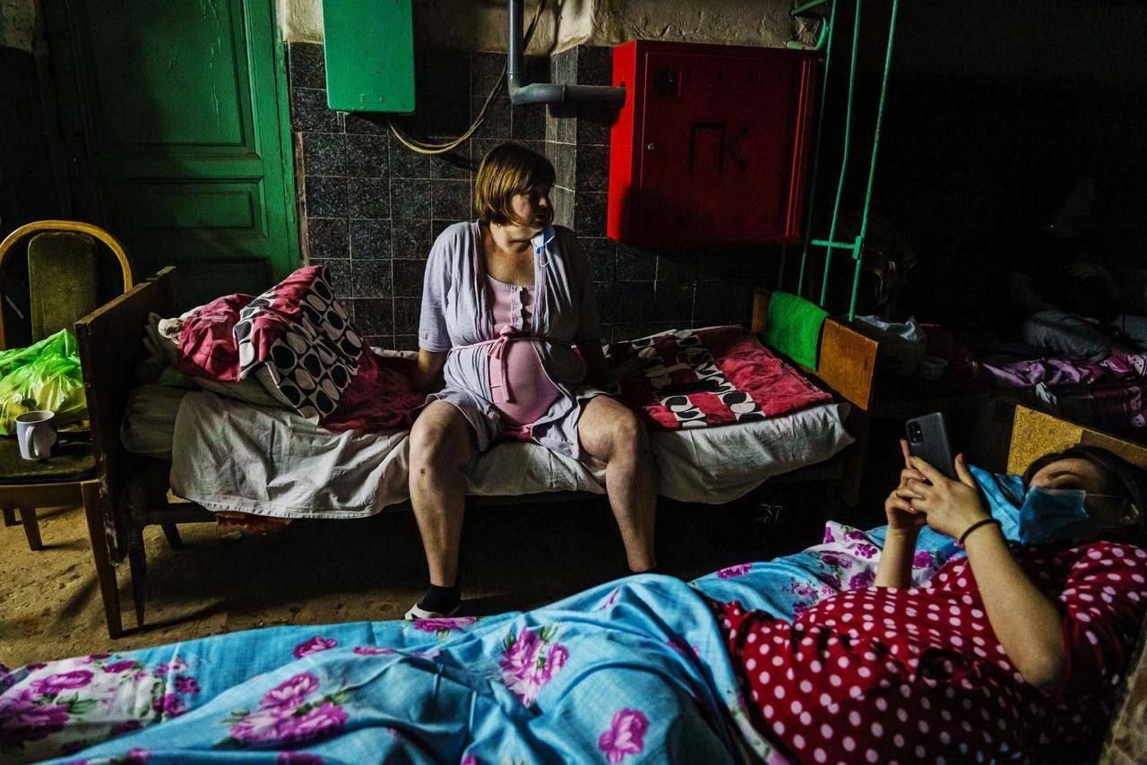 Более 200 беременных спят в коридорах: в Харькове роддом переехал "под землю"