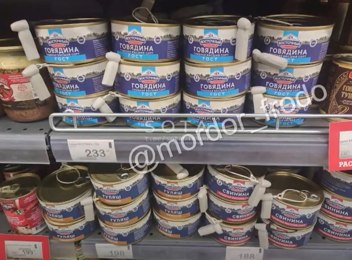 Тушенка в магазине – с магнитиком: в России голод значительно ближе, чем мы думали Тушенка в магазине – с магнитиком: в России голод значительно ближе, чем мы думали